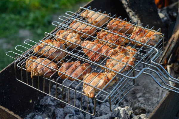 Ocak ızgarası kömürlerin üzerinde domuz parçaları kızartma