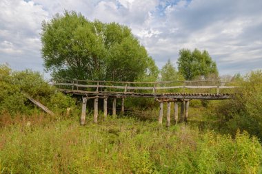 eski ahşap köprü bir uçurumun kırık