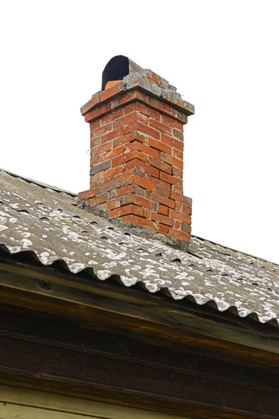 Chimenea de ladrillo en el techo de una casa antigua — Foto de Stock