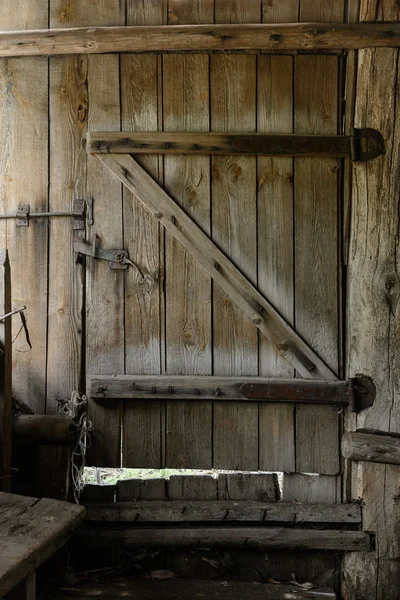 带锁的旧密闭木门 — 图库照片