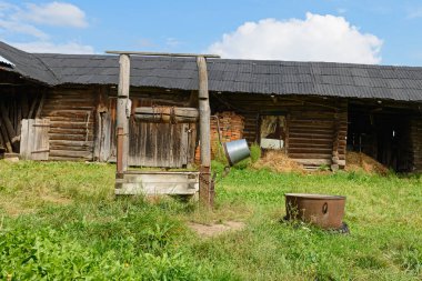 Eski bir günlük ev avlusunda de