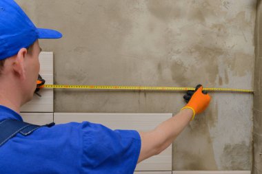 Üniforması giyen alt döşeme için mesafe ölçer