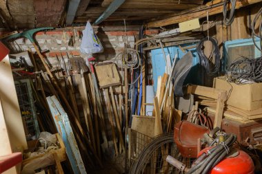 Ortalığı farklı şeyler ve garaja araçları