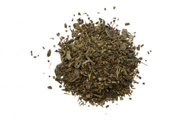 yeşil çay beyaz bir arka plan üzerinde demet