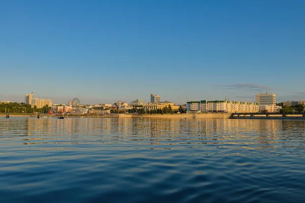 20 juli 2017: Foto van de Golf van Tsjeboksary. Uitzicht vanaf het water — Stockfoto