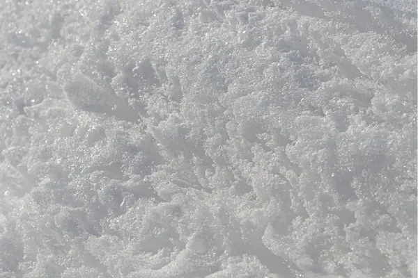 雪の中で氷の結晶を溶融表面 — ストック写真