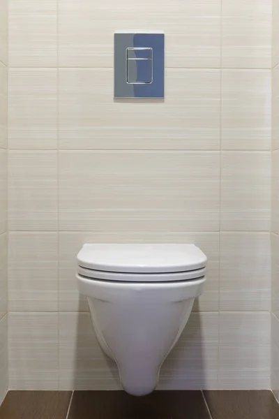 Inodoro empotrado en el baño con azulejos beige —  Fotos de Stock
