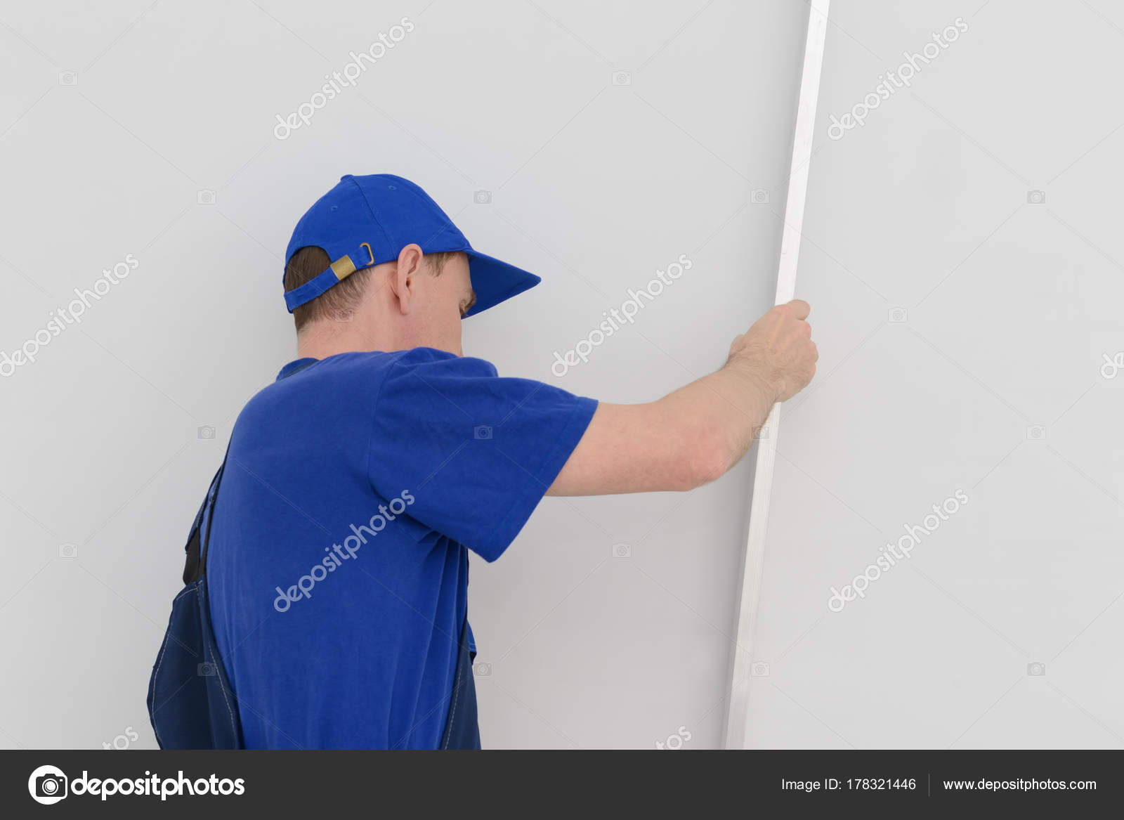 Master Using Level And Rules Checks The Evenness Of The Wall