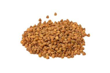 karabuğday kabuğu çıkarılmış tane beyaz bir arka plan üzerinde demet