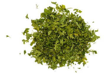 Beyaz bir arka plan üzerinde kurutulmuş yeşil maydanoz avuç