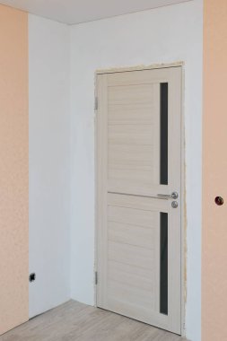 kısmen yapıştırılan duvar ile oturma odasında bitmemiş onarım