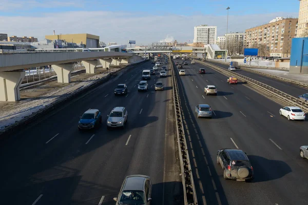 Un sacco di auto si muovono lungo l'autostrada nella grande città — Foto Stock