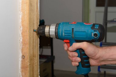 Efendinin elini tahta karşı eski bir kullanarak duvar vidalar