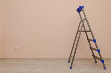 merdiven ile şeftali duvara yapıştırılan duvar arka plan üzerinde onarım için