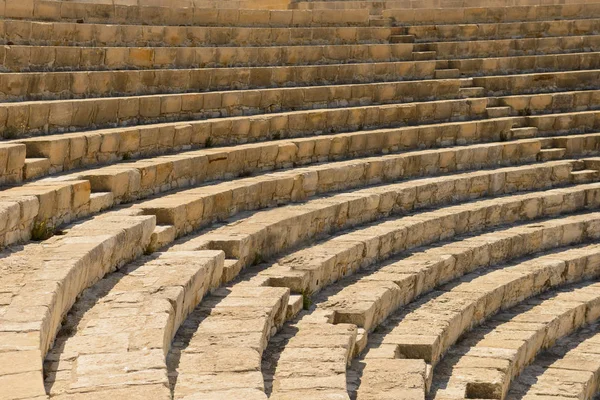 Gamla antika amfiteater med sittplatser för åskådare — Stockfoto
