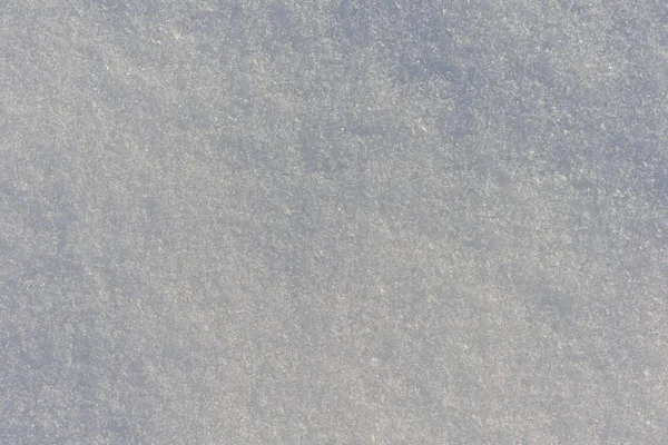 Sahadaki kar yığınının güneş yüzeyinde parlıyor.