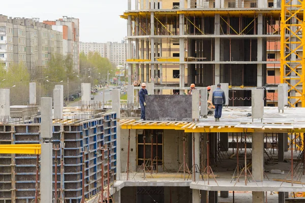 16 de mayo de 2017: Trabajo monolítico sobre la construcción de un multi-sto — Foto de Stock