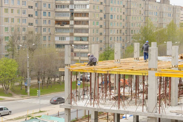 16 de mayo de 2017: Trabajo monolítico sobre la construcción de un multi-sto — Foto de Stock