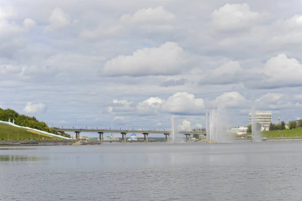 16 Αυγούστου 2015: Μια γέφυρα στον κόλπο του Cheboksary. Τσίμποκσαρι. — Φωτογραφία Αρχείου