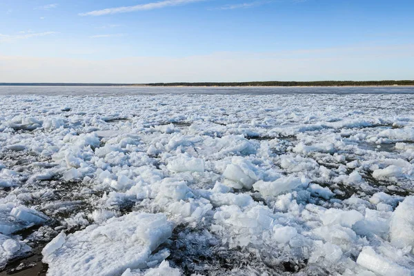 Foto de una deriva de hielo en un río con hielo agrietado —  Fotos de Stock