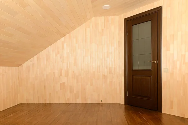 Wnętrze pokoju z drzwiami pokrytymi drewnianymi deskami oświetleniowymi — Zdjęcie stockowe