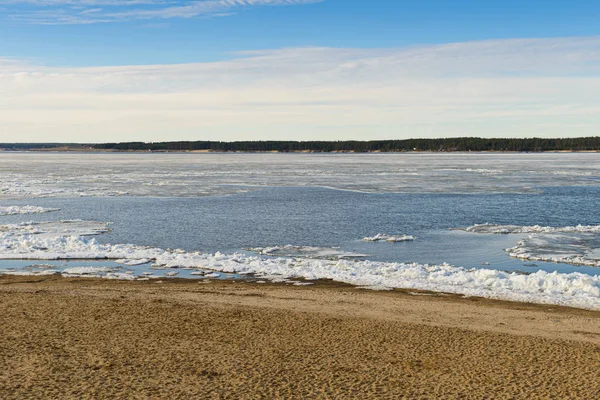 Paisaje primaveral con hielo derretido en el río —  Fotos de Stock