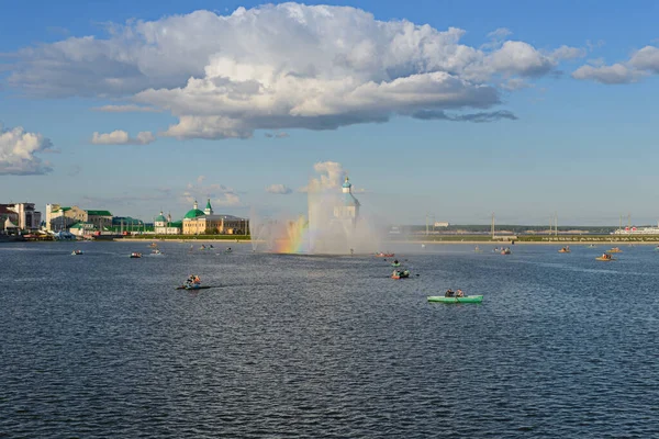 Augustus 2013 Mensen Rijden Catamarans Boten Rond Fontein Cheboksary Rusland — Stockfoto