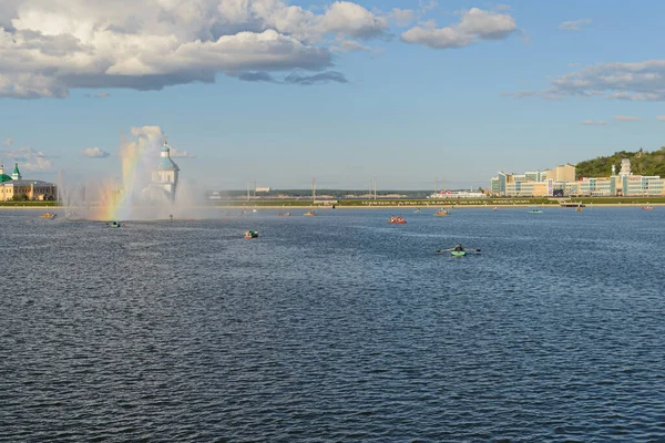 Augustus 2013 Mensen Rijden Catamarans Boten Rond Fontein Cheboksary Rusland — Stockfoto