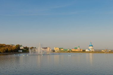 26 Eylül 2019: Cheboksary Körfezi 'nin fotografı bir çeşmeli ve insanlar botlara ve katamaranlara biniyor. Cheboksary 'de. Rusya.