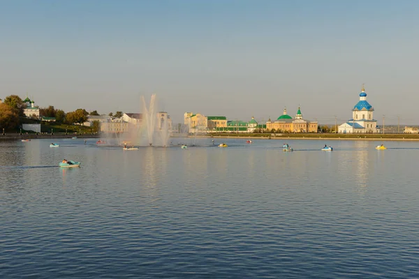 Szeptember 2019 Fénykép Cheboksary Bay Szökőkút Emberek Lovaglás Csónakok Katamaránok — Stock Fotó