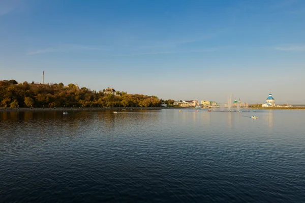 Setembro 2019 Foto Baía Cheboksary Com Uma Fonte Pessoas Andando — Fotografia de Stock