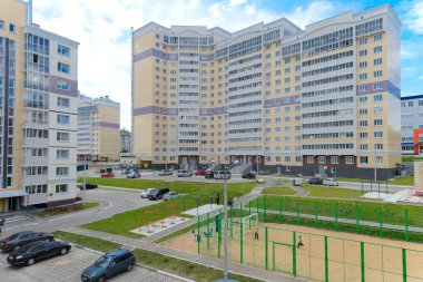 26 Mayıs 2017: Arabaları ve çocuk parkı olan çok katlı binaların avlusunun fotoğrafı. Cheboksary 'de. Rusya.