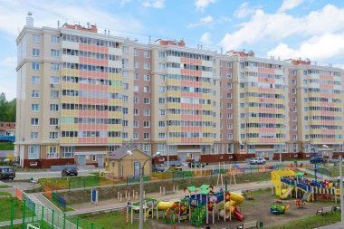 26 Mayıs 2017: Arabaları ve çocuk parkı olan çok katlı binaların avlusunun fotoğrafı. Cheboksary 'de. Rusya.