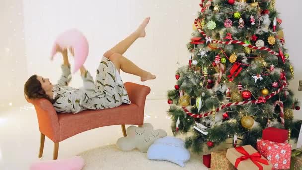 Девушки веселятся в пижаме возле елки — стоковое видео