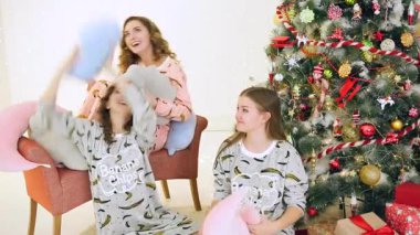 Üç kız onların pijama Noel ağacı yakınındaki eğleniyor