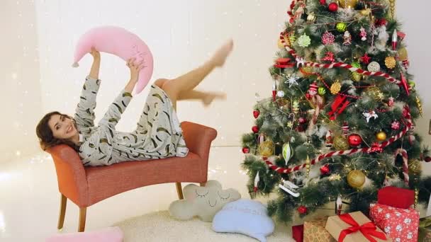 Les filles s'amusent en pyjama près du sapin de Noël — Video