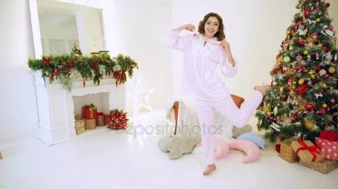Kızlar onların pijama Noel ağacı yakınındaki eğleniyor