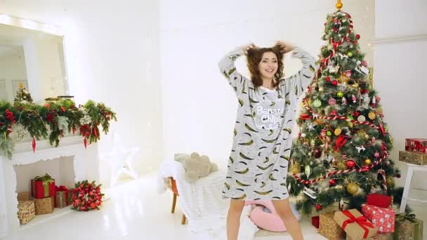 Chicas divirtiéndose en pijama cerca del árbol de Navidad — Vídeos de Stock