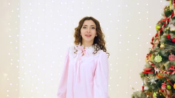 女孩穿着睡衣开心附近的圣诞树 — 图库视频影像