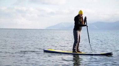 Kız kış Gölü Sibirya'daki tahtada sap üzerinde yüzen
