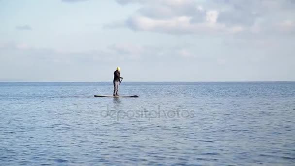 La fille flotte sur la planche de sève sur le lac d'hiver en Sibérie — Video