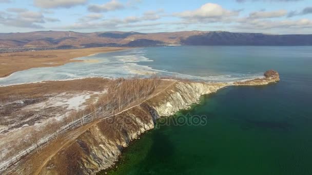 4K. Rilevamento aereo dall'aria. Inverno. Lago Baikal — Video Stock