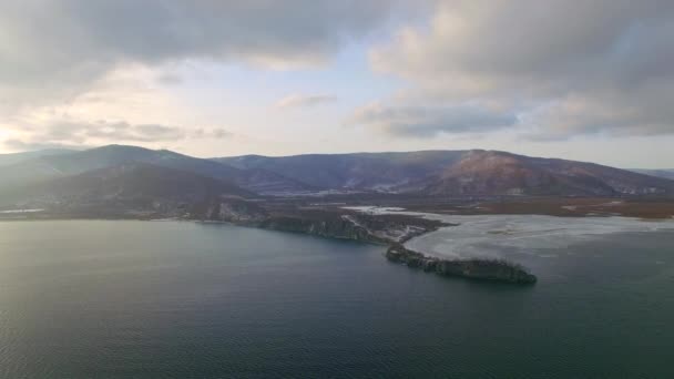 4K. Inspección aérea desde el aire. El invierno. Lago Baikal — Vídeos de Stock