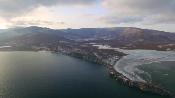 4K. Inquérito aéreo do ar. Inverno. Lago Baikal — Vídeo de Stock