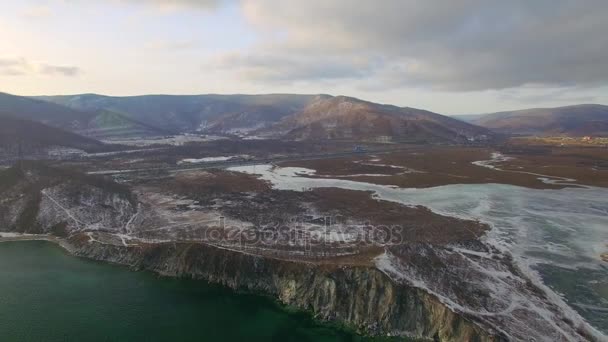 4K. Inspección aérea desde el aire. El invierno. Lago Baikal — Vídeo de stock