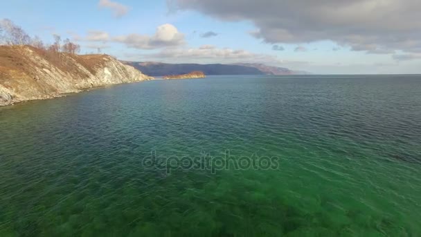 4K. Aero. La ragazza galleggia su asse di linfa su lago invernale in Siberia — Video Stock