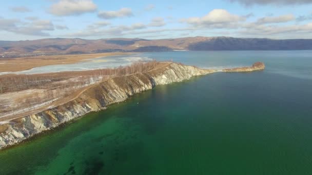 4K. Aero. A menina flutua na tábua de seiva no lago de inverno na Sibéria — Vídeo de Stock