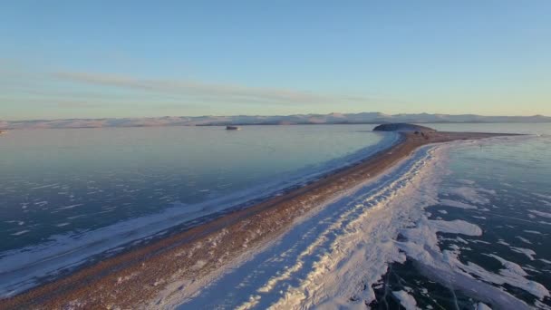 Letecký průzkum ze vzduchu. Zima. Jezero Bajkal. Malé moře — Stock video