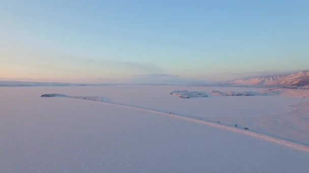 Aerial survey z powietrza. Zimą. Jezioro Bajkał. Małe morze — Wideo stockowe