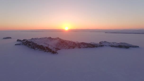 空気から空中調査。冬。バイカル湖。小さな海 — ストック動画
